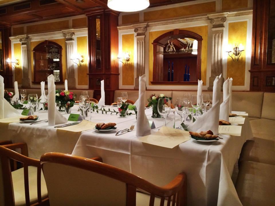 Stadthotel Restaurant Auerhahn Vocklabruck Bagian luar foto
